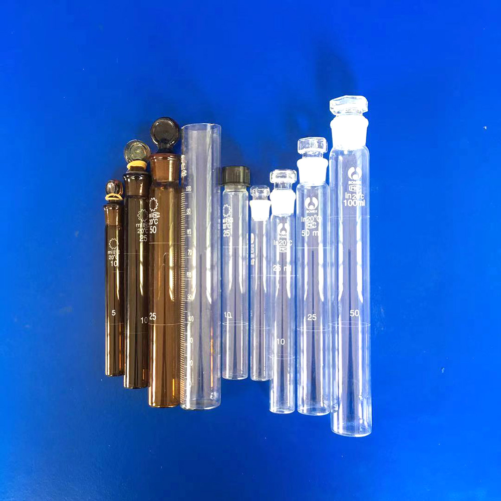 Colorimetric tube with plug